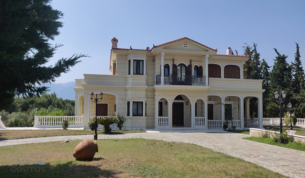 Imposing Luxurious Villa