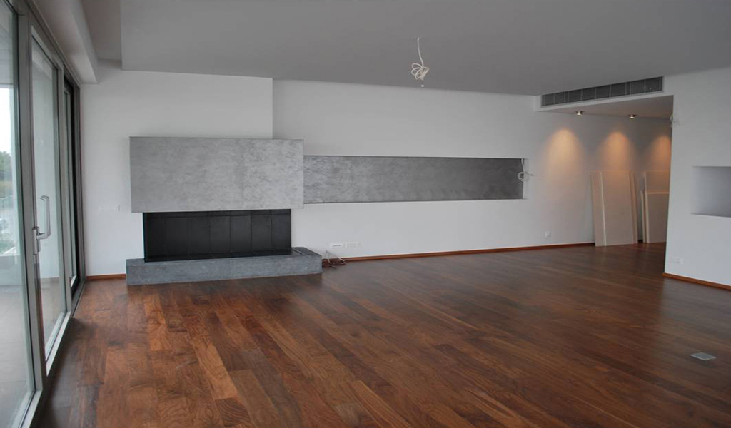 Minimalistic First Floor Apartment in Glyfada