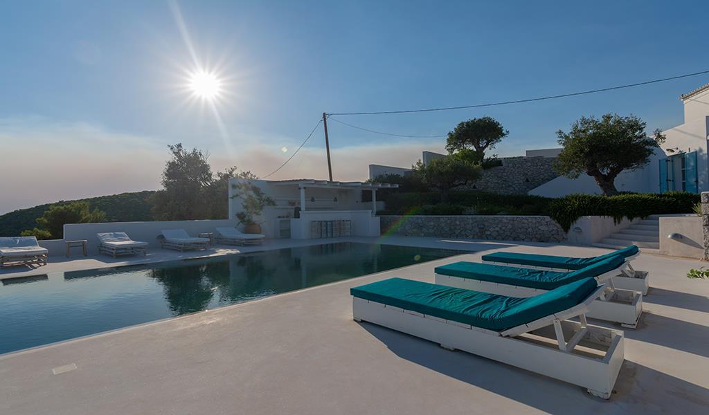 Villa Teal is located at the edge of a hill in Korakia