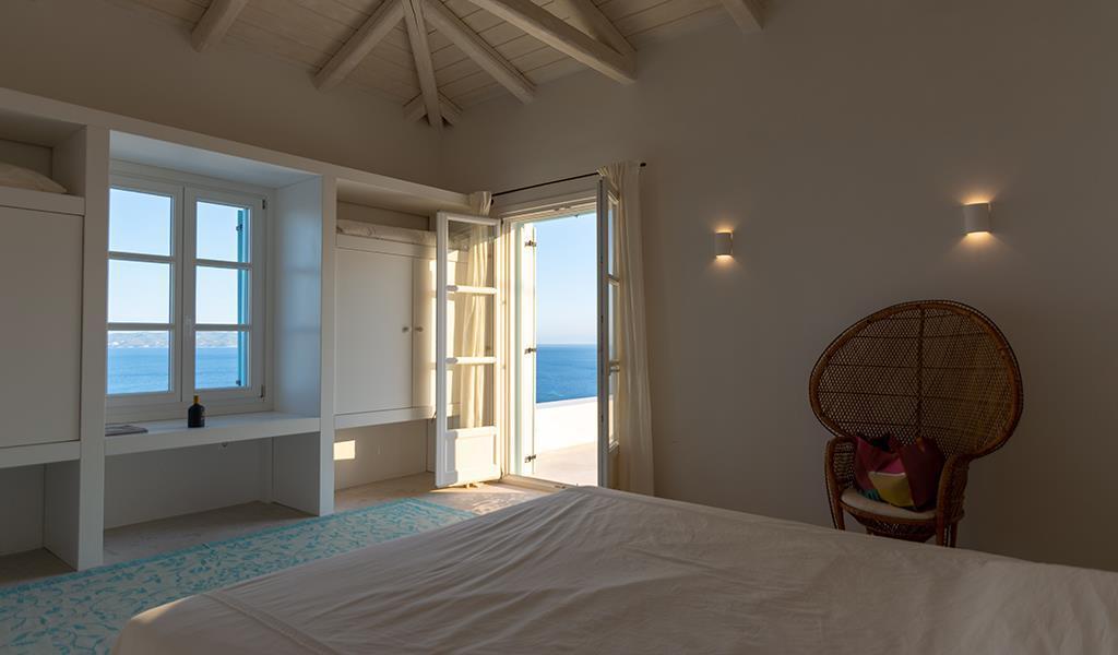 Villa Teal is located at the edge of a hill in Korakia